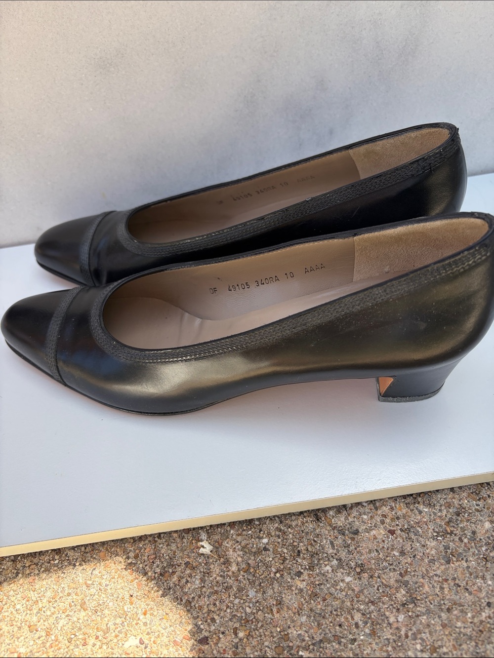 Salvatore Ferragamo Black Round-Toe Leather Pumps - Picture 7 of 13